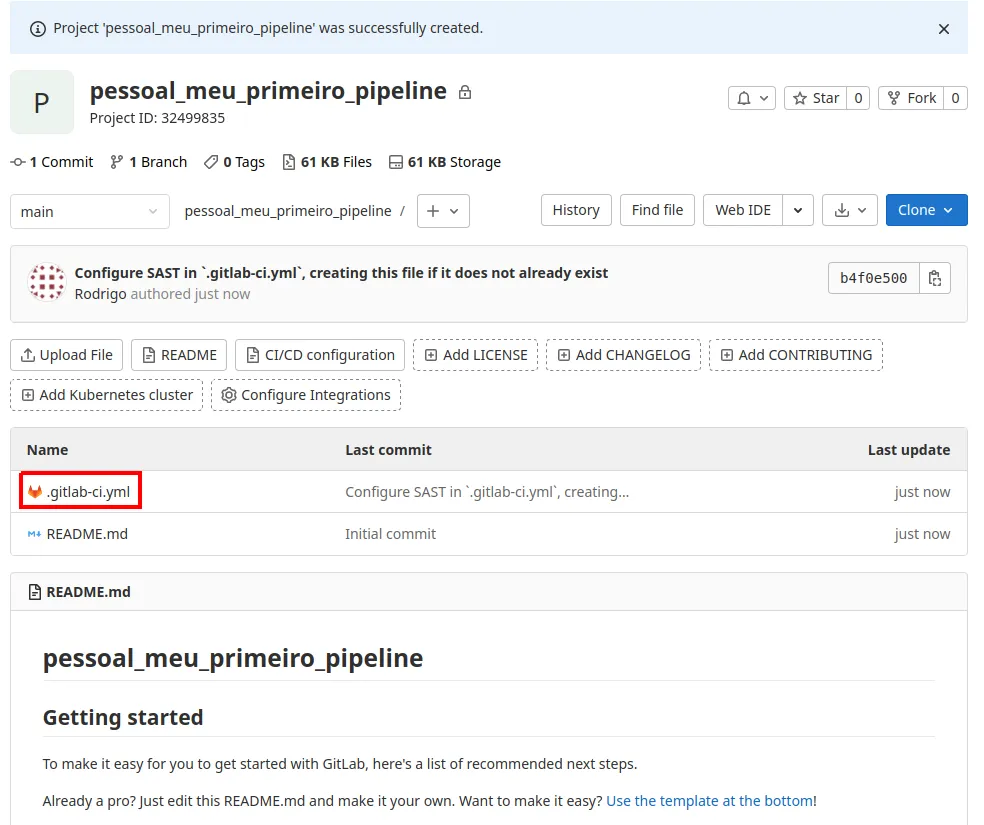 Página inicial do repositório com a lista de arquivos, com .gitlab-ci.yml destacado acima de README.md