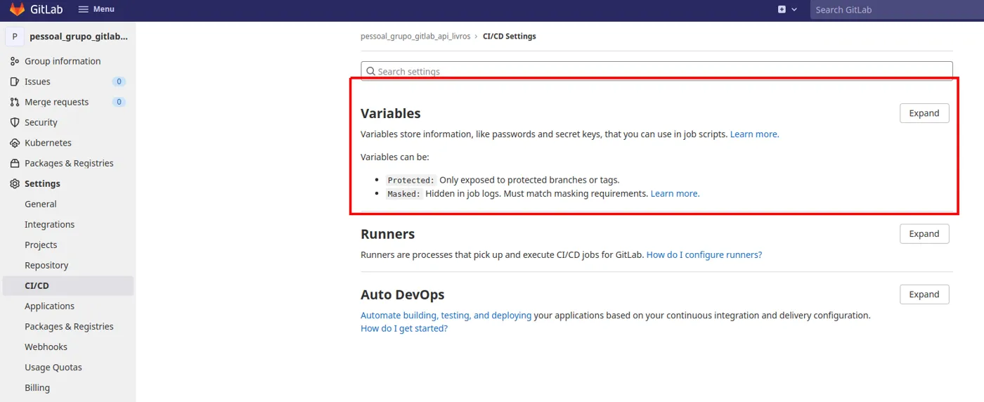 Página Settings > CI/CD do grupo com a seção Variables e o botão Expand destacados