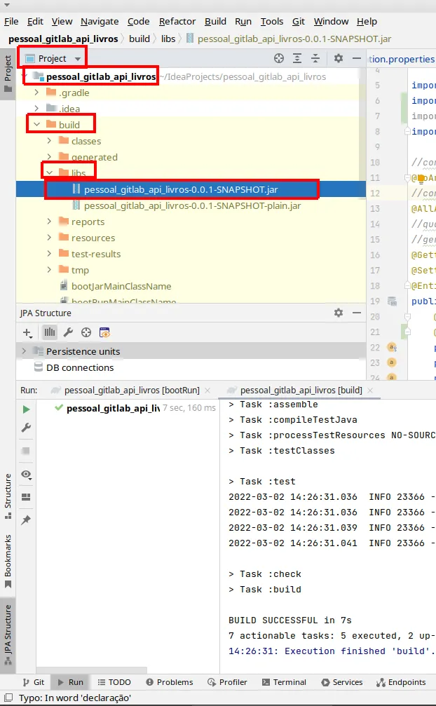 Árvore do projeto com a pasta build/libs expandida mostrando os arquivos pessoal_gitlab_api_livros-0.0.1-SNAPSHOT.jar e pessoal_gitlab_api_livros-0.0.1-SNAPSHOT-plain.jar