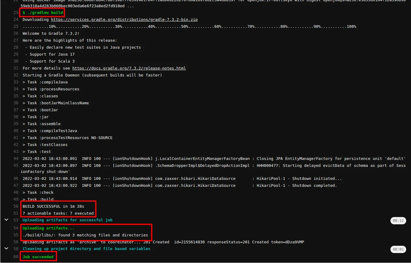 Log do job build no GitLab mostrando o download do Gradle, a execução de ./gradlew build, o upload do artefato build/libs e Job succeeded