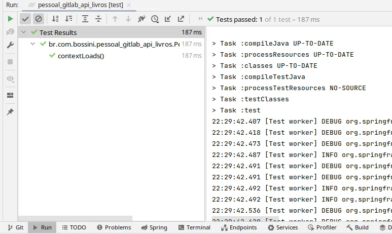 Painel de execução do IntelliJ com o teste contextLoads aprovado e as tarefas do Gradle executadas