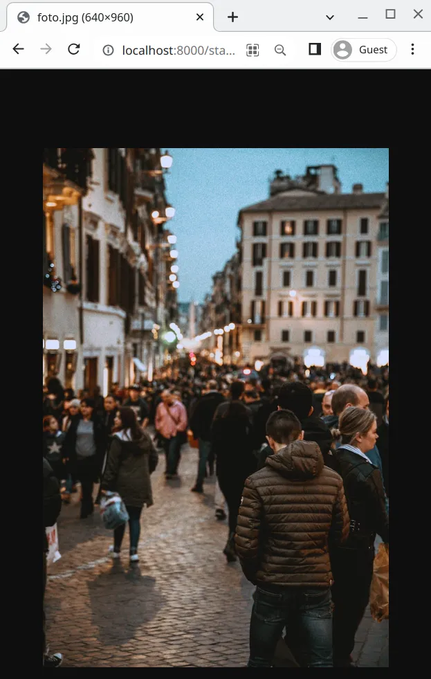 Navegador exibindo diretamente a foto de uma rua movimentada, cheia de pessoas, acessada pela URL static/images/foto.jpg