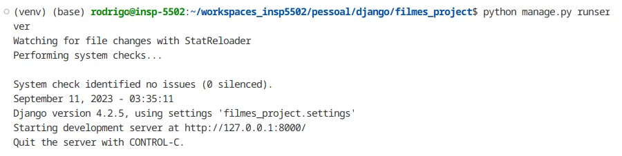 Terminal com o servidor em execução: "System check identified no issues", "Django version 4.2.5" e "Starting development server at http://127.0.0.1:8000/"