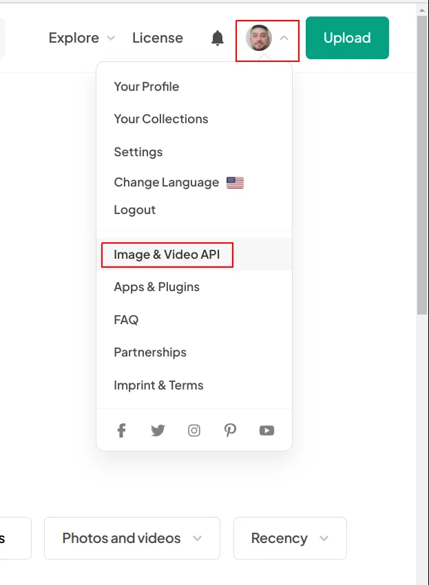 Menu do avatar no site da Pexels com a opção Image & Video API destacada