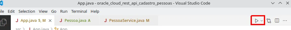 Barra de abas do VS Code com o botão de execução, no canto superior direito, destacado
