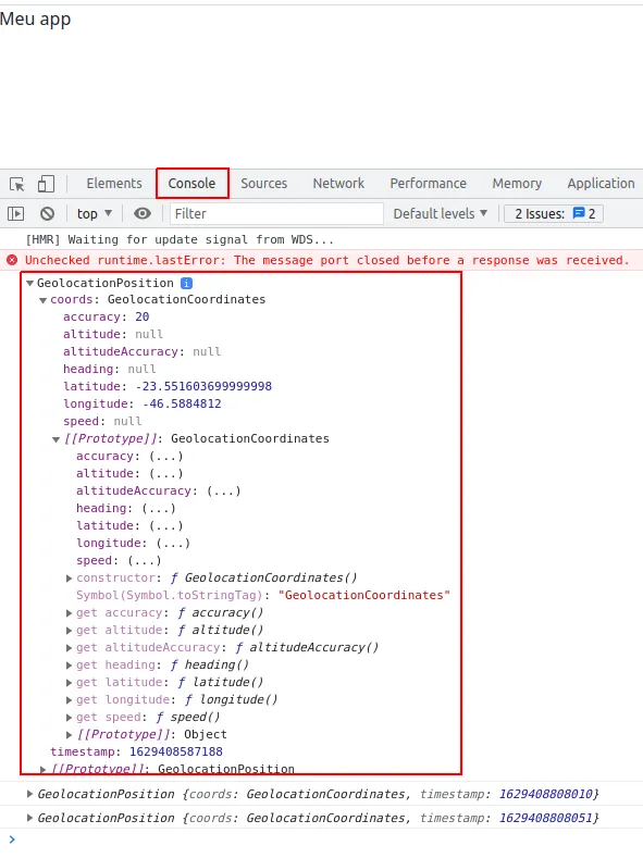 Aba Console do Chrome Dev Tools exibindo um objeto GeolocationPosition expandido, com coords contendo latitude, longitude, accuracy e outros campos, e o timestamp