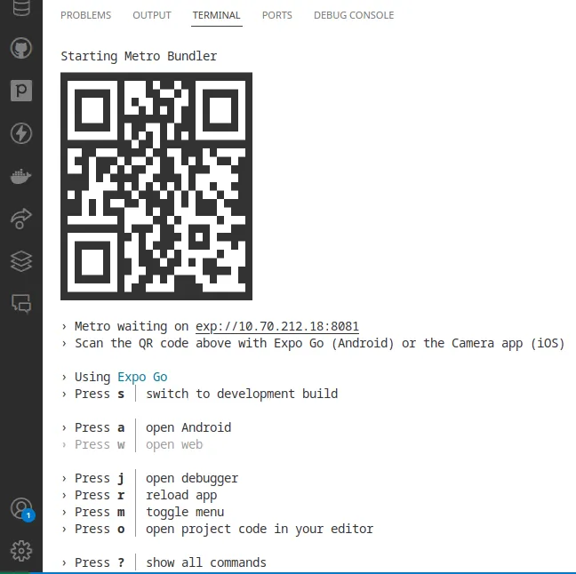 Terminal do VS Code com o Metro Bundler iniciado, um QR Code e a lista de atalhos, como a para Android e w para web