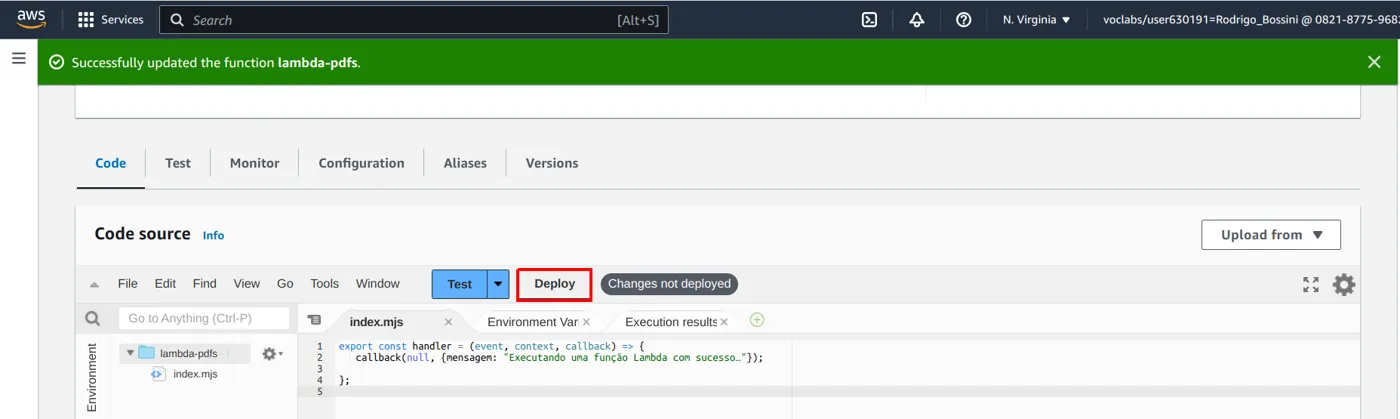 Editor de código da função Lambda com o arquivo index.mjs e o botão Deploy destacado