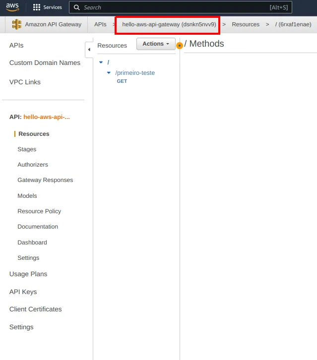 Página da API hello-aws-api-gateway com o nome da API destacado no caminho de navegação e o menu de funcionalidades à esquerda