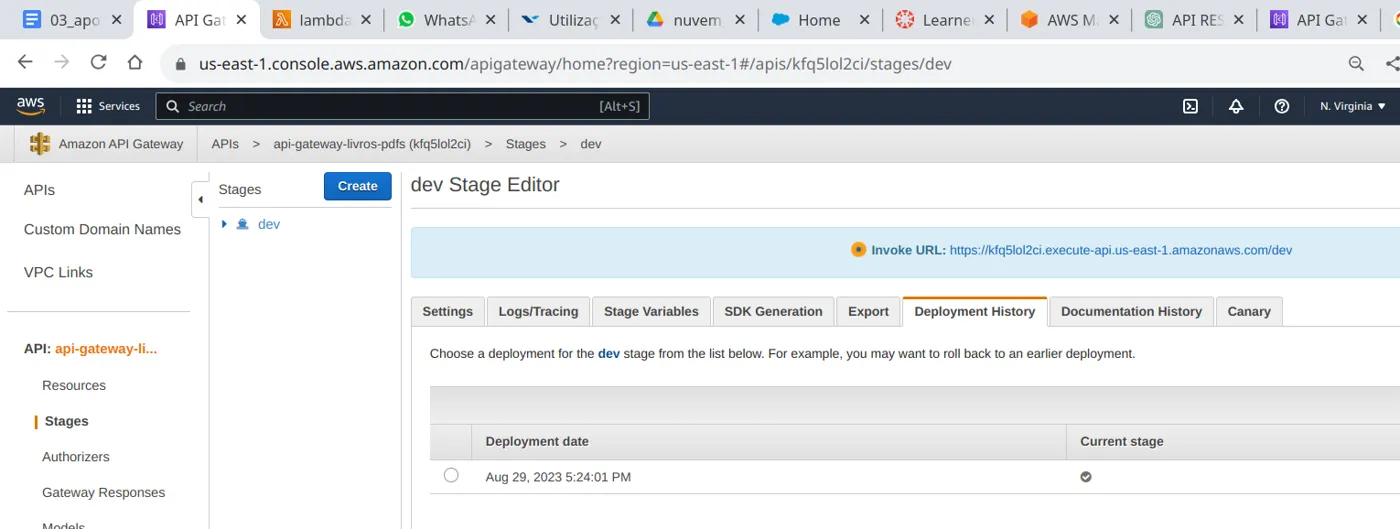 dev Stage Editor aberto pelo menu Stages, com a Invoke URL e a aba Deployment History listando uma implantação