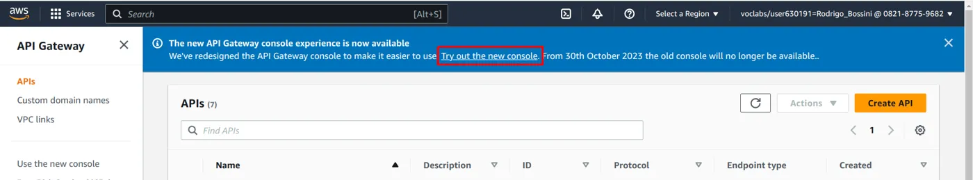 Console do API Gateway com a faixa azul avisando sobre o novo console e o link Try out the new console destacado