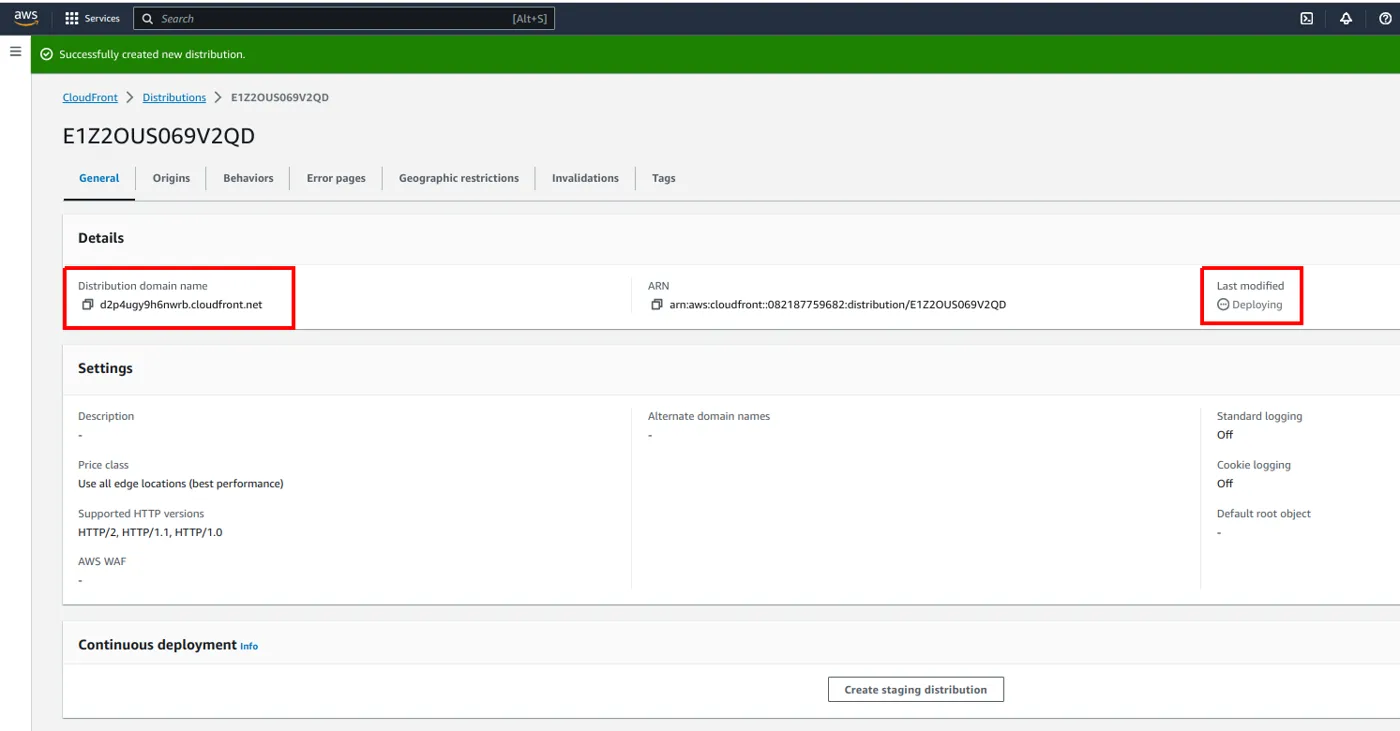 Detalhes da distribuição recém-criada com o Distribution domain name e o status Deploying destacados